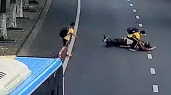 Thấy ông lão bị xe buýt hất văng, nhóm học sinh liền chạy tới đỡ dậy