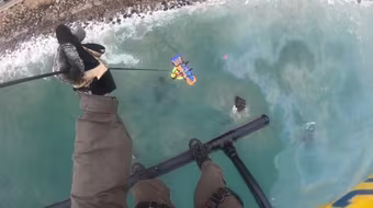 Ngoạn mục cảnh trực thăng giải cứu người phụ nữ rơi xuống Thái Bình Dương