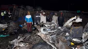 Xe tải lao vào khu chợ, ít nhất 51 người tử vong thương tâm