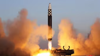 Hàn Quốc: Triều Tiên phóng 2 tên lửa đạn đạo ra biển