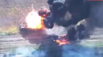 Khoảnh khắc máy bay không người lái Nga phá hủy xe tăng Ukraine tại tỉnh Kursk