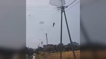 Diễn tập đổ bộ đường không, lính dù Ba Lan rơi trúng… dây điện