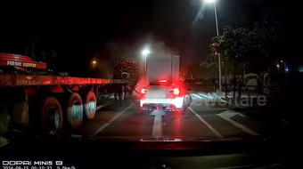 Đang dừng chờ đèn giao thông, ô tô bị khối bê tông rơi trúng 