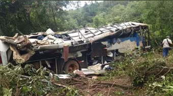 Xe buýt lao xuống khe núi sâu hơn 20m khiến 23 người thiệt mạng