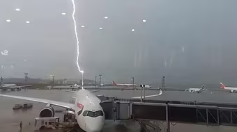 Khoảnh khắc máy bay chở khách bị sét đánh trúng ở Brazil