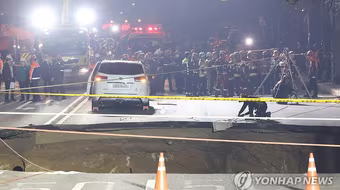 Hố tử thần ‘nuốt chửng’ người đi xe máy ở Seoul, Hàn Quốc