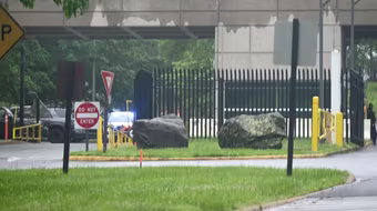 An ninh Mỹ nổ súng, bắt giữ một phụ nữ đâm xe vào cổng trụ sở CIA 