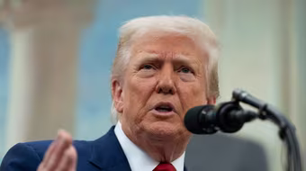 Tòa án Mỹ chặn sắc lệnh thuế của Tổng thống Trump, Nhà Trắng phản ứng ra sao?