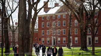 Tổng thống Trump chỉ thị chấm dứt hợp đồng liên bang với Đại học Harvard