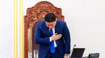 Thủ tướng Mông Cổ từ chức sau màn cầu hôn của con trai tại khu nghỉ dưỡng cao cấp