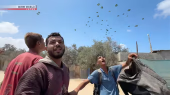 Máy bay thả hàng viện trợ để cứu đói cho người dân ở Dải Gaza