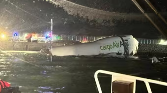 Máy bay trượt khỏi đường băng, lao xuống biển ở Hồng Kông