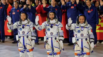 Phi hành gia trẻ nhất Trung Quốc bay vào vũ trụ