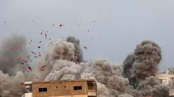 Israel không kích dữ dội hạ tầng quân sự của Hezbollah ở Lebanon