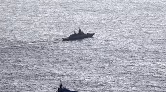 Hải quân Anh chặn tàu hộ tống và tàu chở dầu của Nga ở eo biển Manche