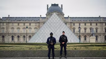 Thêm 4 nghi phạm bị bắt trong vụ trộm trang sức tại Bảo tàng Louvre (Pháp)