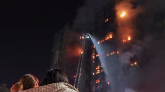 Nhân chứng kể lại khoảnh khắc ‘biển lửa’ bao trùm nhiều tòa chung cư ở Hồng Kông