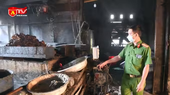 Cận cảnh cơ sở chế biến mỡ động vật quy mô lớn “núp” trong nghĩa trang