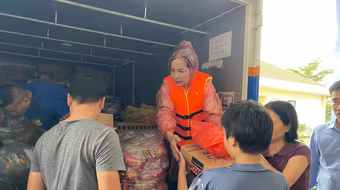 Hành trình vượt lũ mang yêu thương đến với bà con Huế