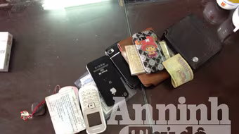 Bắt quả tang hai đối tượng móc túi sĩ tử trên xe buýt