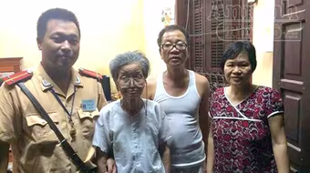 CSGT tìm nhà giúp cụ bà 83 tuổi bị lẫn trí nhớ