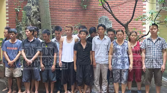 “Phi thân” từ tầng 2 như phim hành động, 6 con bạc gãy chân