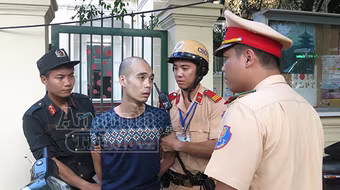 Vi phạm luật, nam thanh niên đầu trọc ngoan cố thách thức “141”