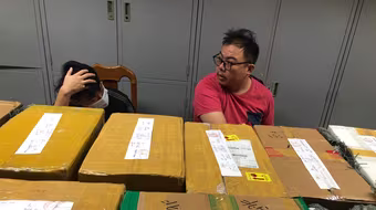 Nam thanh niên giỏi tiếng Trung Quốc, bắt tay người bản địa buôn lậu thuốc lá 