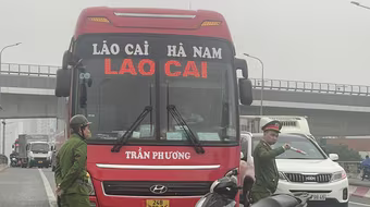 Đón trả khách ngay chân cầu vượt, lái xe điều khiển phương tiện bỏ chạy khi bị kiểm tra