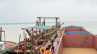 Ổ nhóm "cát tặc" điều khiển tàu bỏ chạy trên sông Hồng khi bị Công an phát hiện