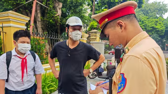 Kiểm tra đột xuất giờ cao điểm, gần 200 học sinh và phụ huynh bị xử phạt vi phạm giao thông