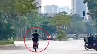 Xử lý đối tượng điều khiển xe máy "bốc đầu" trên đường Xuân Tảo