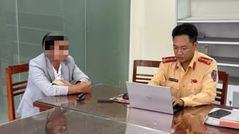 Vi phạm nồng độ cồn, tài xế ô tô lao xuống ruộng vì lùi xe "né chốt" 