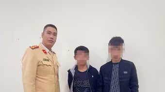 Góp tiền mua ma tuý sử dụng, hai nam thanh niên bị Cảnh sát giao thông bắt giữ