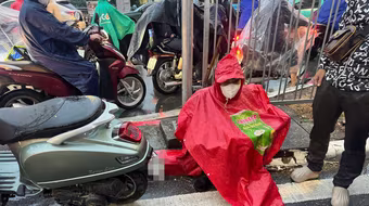 Cảnh sát giao thông khống chế đối tượng cướp xe máy của nữ sinh trên phố