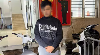 Tổ công tác 141 chặn giữ thiếu niên 16 tuổi chạy xe "bốc đầu" trên phố