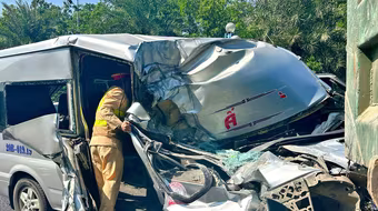 Giải cứu nữ hành khách mắc kẹt trên cabin sau tai nạn giao thông nghiêm trọng