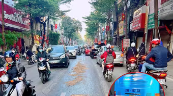 Nhanh chóng xử lý vết dầu loang trên phố Khâm Thiên 