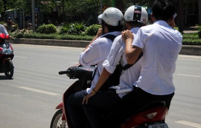 Quy định mới nhất về tín hiệu đèn giao thông, trường hợp được chở 3 người trên xe máy 