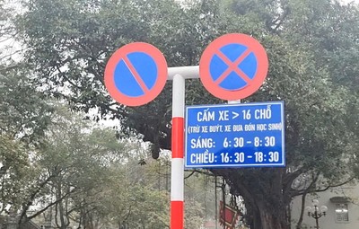 Lực lượng chức năng nhắc nhở, xử lý xe ô tô trên 16 chỗ hoạt động trong khu vực phố cổ 