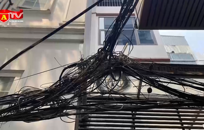 Nguy cơ chập cháy từ búi dây điện trên cao 