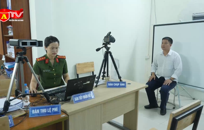 Công an phường Long Biên đẩy nhanh tiến độ cấp thẻ Đảng viên điện tử