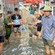 Lội nước ngập, Công an phường Xuân Phương trao tận tay người dân những phần quà nghĩa tình