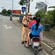 Nhiều người điều khiển xe máy bị xử phạt vì không đội mũ bảo hiểm