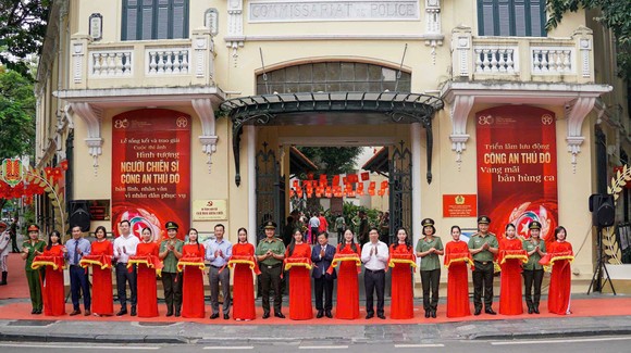 Trao giải cuộc thi ảnh "Hình tượng Người chiến sĩ Công an Thủ đô bản lĩnh, nhân văn, vì Nhân dân phục vụ” 