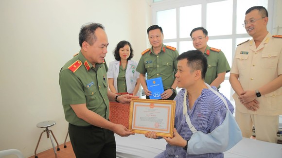 Giám đốc Công an Hà Nội thăm, động viên cán bộ bị thương trong khi chữa cháy tại quận Nam Từ Liêm