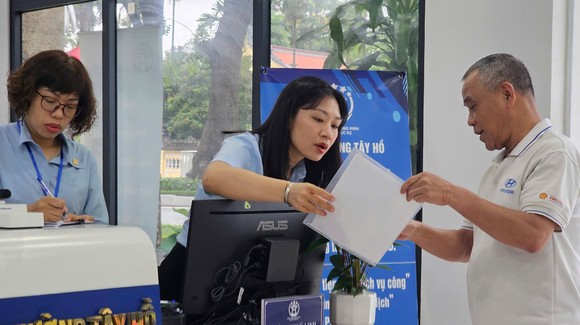 Hà Nội ngày đầu vận hành chính quyền địa phương hai cấp: Nghiêm túc, chu đáo phục vụ nhân dân
