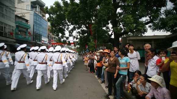 Người dân xem diễu binh, diễu hành được phát miễn phí nước uống, lương khô, bánh