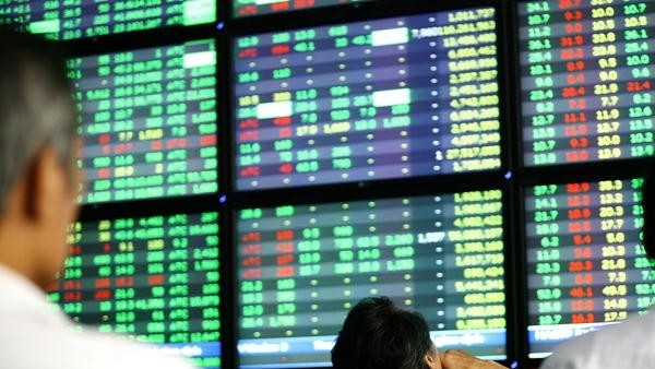 VN-Index "vượt ải" 650 điểm, tạo đỉnh mới