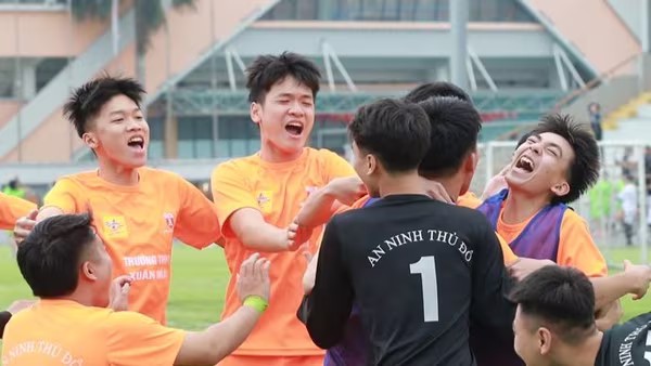 Thắng luân lưu Vinschool OP, trường Xuân Mai thẳng tiến vòng 1/8